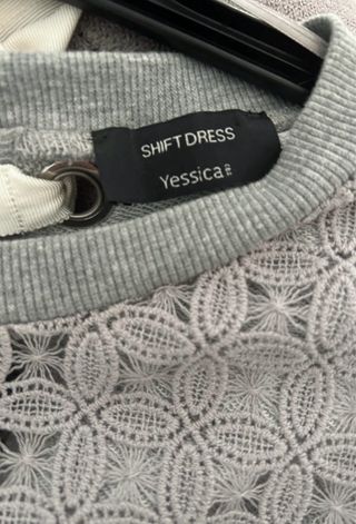 Vestido gris con detalles de encaje