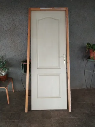 Puerta interior blanca con marco