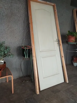 Puerta interior blanca con marco