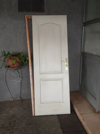 Puerta interior blanca con marco