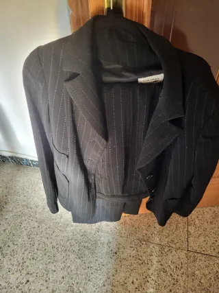 Traje de chaqueta y pantalón negro