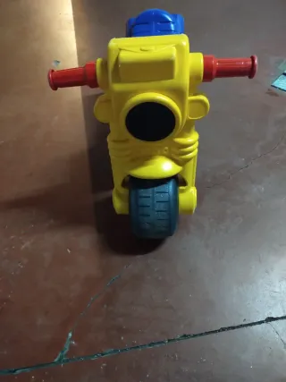 Moto de juguete azul y amarilla