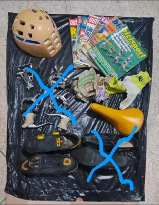 Lote Ciclismo: Casco, Zapatillas, revistas, sillin