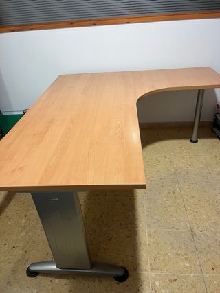 Mesa y 2 armarios de oficina