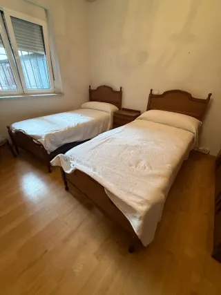 2 Camas de madera de 90.
