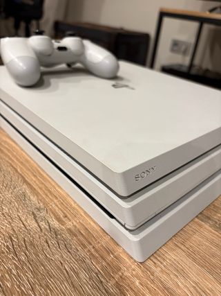 PS4 Pro Blanca + 3 Juegos