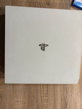 PS4 Pro Blanca + 3 Juegos