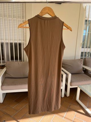 Vestido corto sin mangas color arena