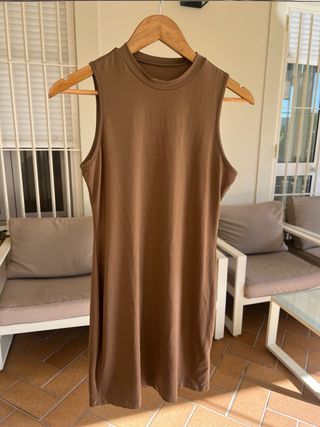 Vestido corto sin mangas color arena