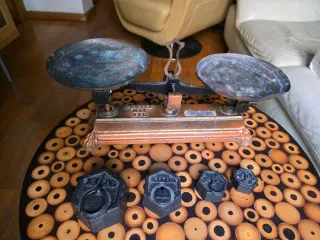 Balanza antigua con pesas vintage