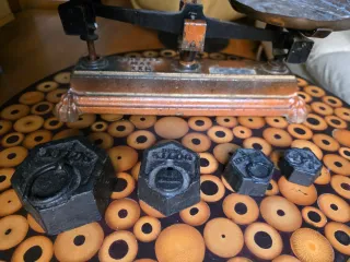 Balanza antigua con pesas vintage