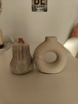 Decorazioni in ceramica beige e marrone