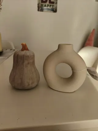 Decorazioni in ceramica beige e marrone