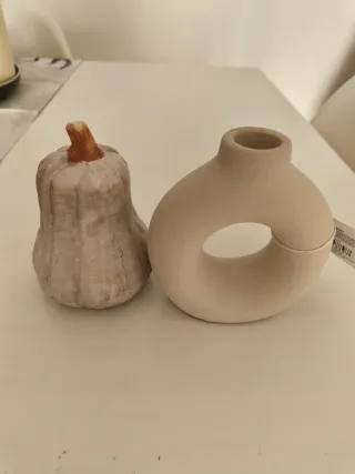 Decorazioni in ceramica beige e marrone