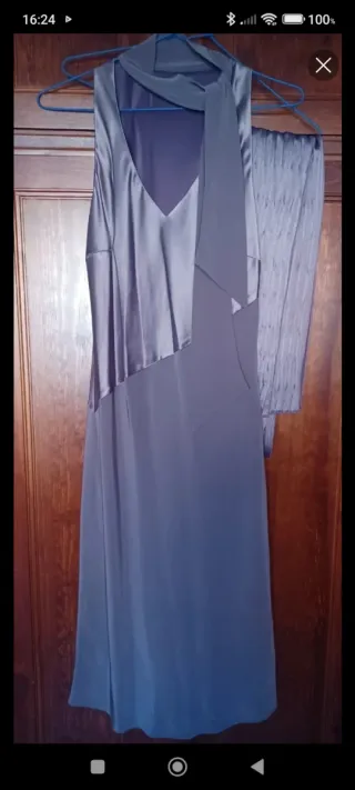 Vestido fiesta gris con lazada cuello.