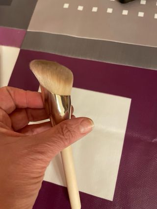 Rare Beauty Brocha Biselada Beige