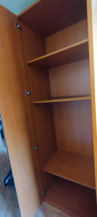 Armario de madera marrón
