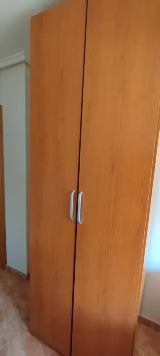 Armario de madera marrón