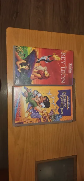 2 Películas VHS Disney: El Rey León y Jorobado