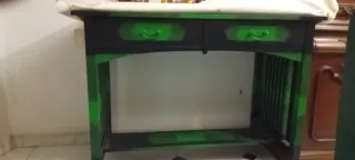 Mesa de escritorio de madera pintada