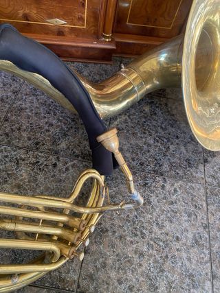 Sousafón Amati en Si bemol