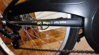 Bicicleta con cesta y casco