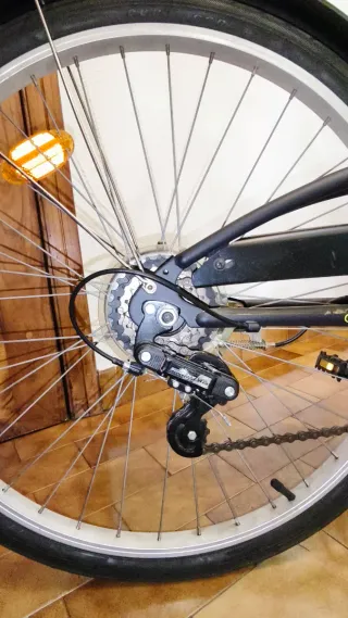 Bicicleta con cesta y casco