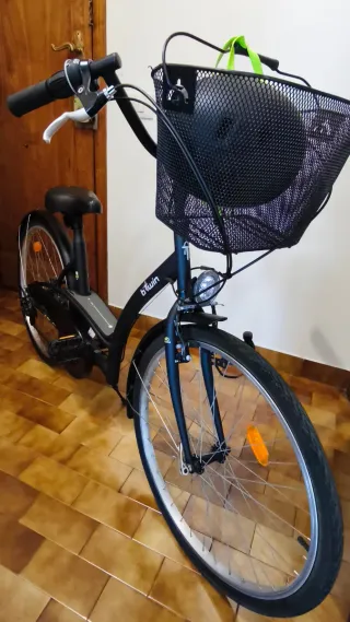 Bicicleta con cesta y casco