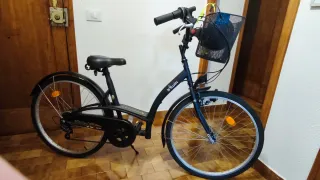 Bicicleta con cesta y casco