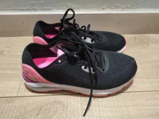 Zapatillas deportivas negras y rosas