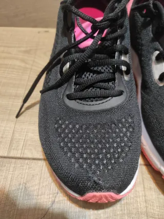 Zapatillas deportivas negras y rosas