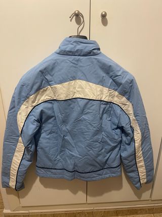 Chaqueta de esquí azul y blanca