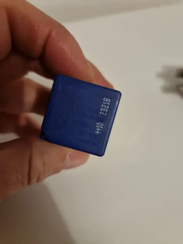 Relé azul Tyco V23136-J4-X60  12V/70A