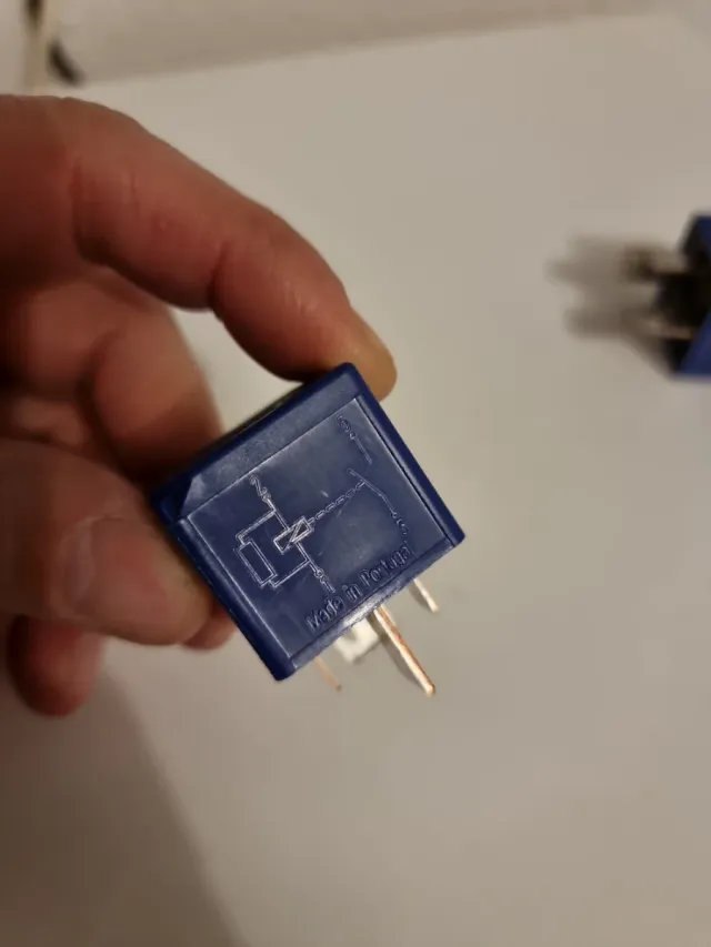 Relé azul Tyco V23136-J4-X60  12V/70A