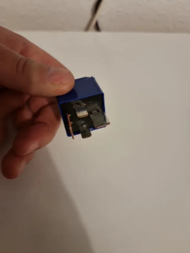 Relé azul Tyco V23136-J4-X60  12V/70A