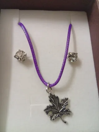 Conjunto collar y pendientes hoja