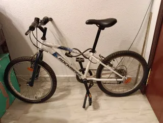 Bicicleta, patines, protecciones y bolsa
