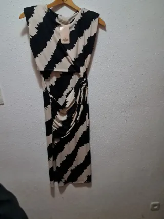 Vestido nuevo con etiqueta, con hombreras y tubo