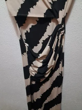 Vestido nuevo con etiqueta, con hombreras y tubo