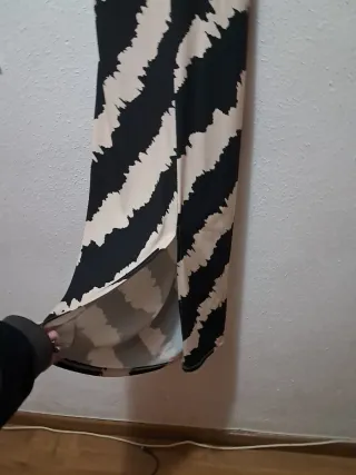 Vestido nuevo con etiqueta, con hombreras y tubo