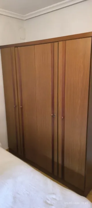 Armario de madera marrón