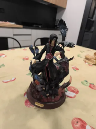 Figura Naruto Itachi Uchiha con cuervos