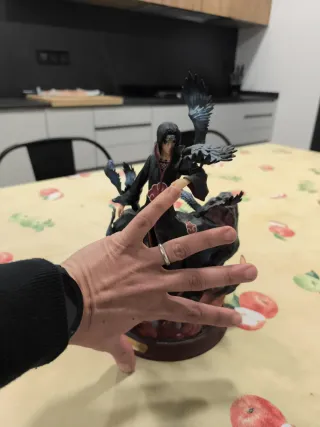 Figura Naruto Itachi Uchiha con cuervos