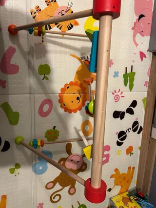 Parque infantil de madera con juguetes