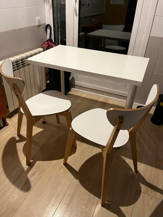 Mesa de cocina y 2 sillas