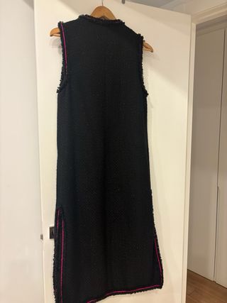 Chaleco largo Vilagallo negro con detalles fucsia