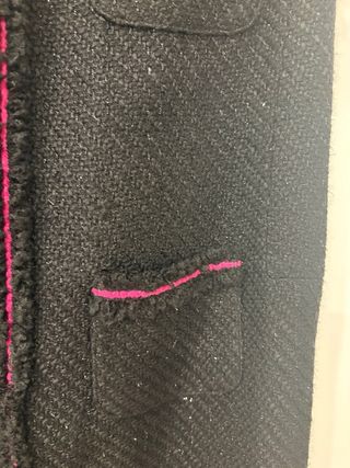 Chaleco largo Vilagallo negro con detalles fucsia