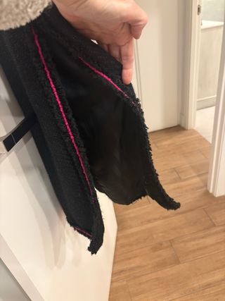 Chaleco largo Vilagallo negro con detalles fucsia