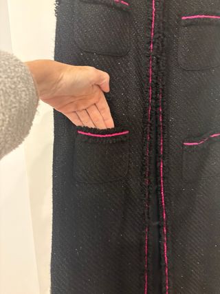 Chaleco largo Vilagallo negro con detalles fucsia