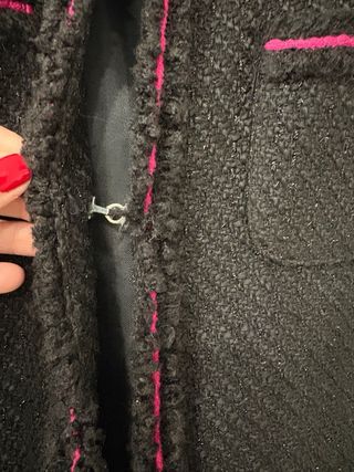 Chaleco largo Vilagallo negro con detalles fucsia